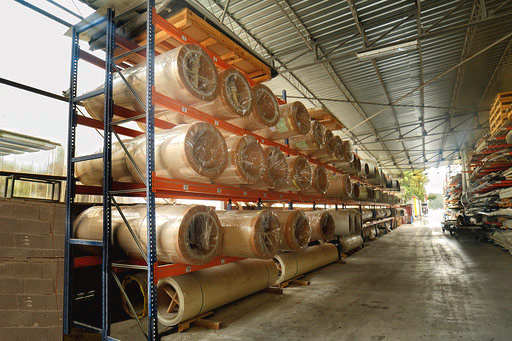 Rullar på ett lager.