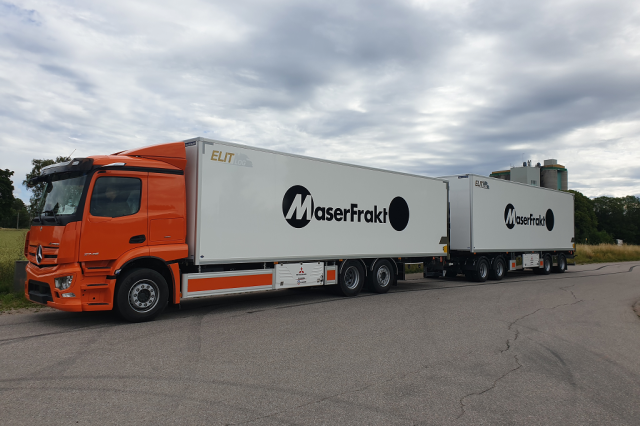 Långtradere med släp i glasfiberlaminat.