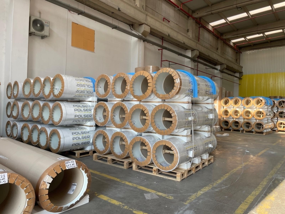 Rullar med glasfiberlaminat på ett lager.